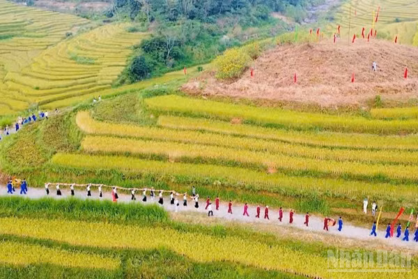 Nhiều nghi thức văn hóa đặc trưng của dân tộc Mường tại lễ hội. (Ảnh: Trần Hảo)