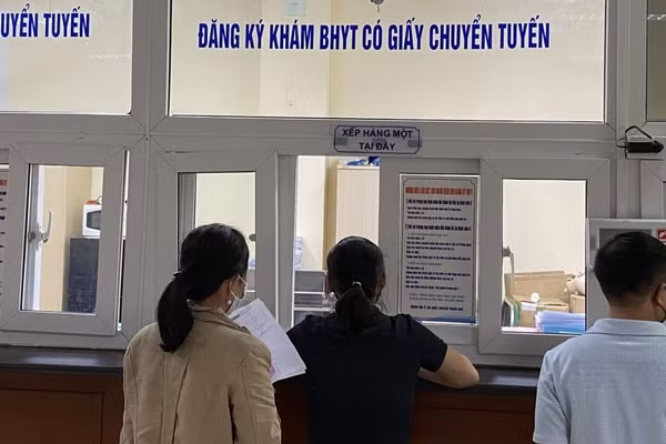 Người dân đăng ký khám, chữa bệnh bằng thẻ bảo hiểm y tế tại bệnh viện. (Ảnh: ĐT)