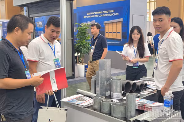 Với doanh nghiệp nhỏ và vừa, việc phải tự đọc những văn bản dài, nhiều nội dung và ngôn ngữ quản lý phức tạp để tìm xem mình được hỗ trợ gì, thủ tục ra sao có thể trở thành một rào cản không nhỏ. (Ảnh: AN NGUYÊN)