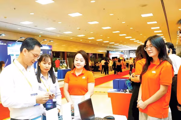 Các đại biểu Quảng Ninh tham quan, tìm hiểu các gian hàng trưng bày, giới thiệu sản phẩm khoa học công nghệ, đổi mới sáng tạo.