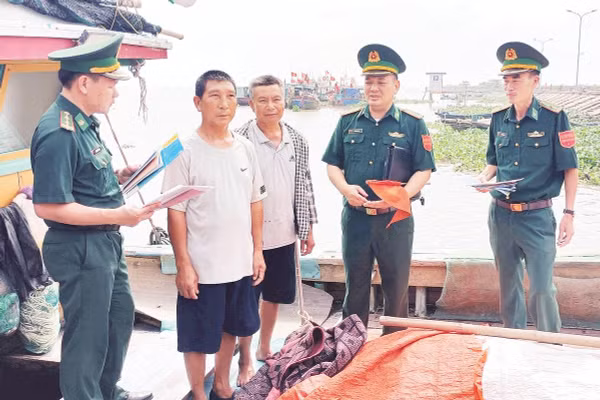 Lực lượng Bộ đội Biên phòng tỉnh Hưng Yên phổ biến, tuyên truyền việc thực hiện IUU cho ngư dân.