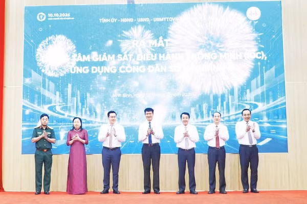 Lãnh đạo tỉnh Ninh Bình và đại diện Tập đoàn Công nghiệp Viễn thông Quân đội Viettel thực hiện nghi thức ra mắt Trung tâm giám sát, điều hành thông minh (IOC) và Ứng dụng Công dân số NinhBinh-S.