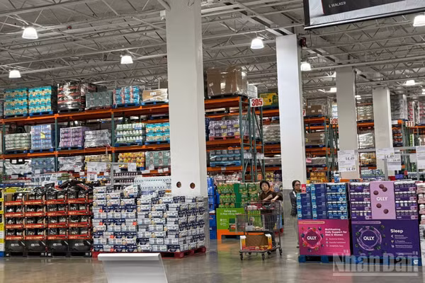 Người dân mua sắm tại Costco, Mỹ. 