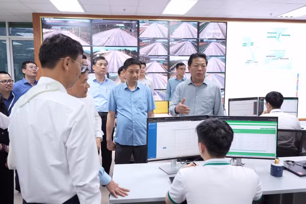 Bộ trưởng Xây dựng Trần Hồng Minh thăm Trung tâm Kỹ thuật và Công nghệ đường bộ phía bắc, nơi đang nghiên cứu, ứng dụng các giải pháp công nghệ phục vụ quản lý và điều hành giao thông