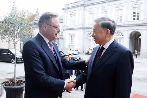 Thủ tướng Bỉ Bart De Wever đón Tổng Bí thư, Chủ tịch nước Tô Lâm. (Ảnh: TTXVN)