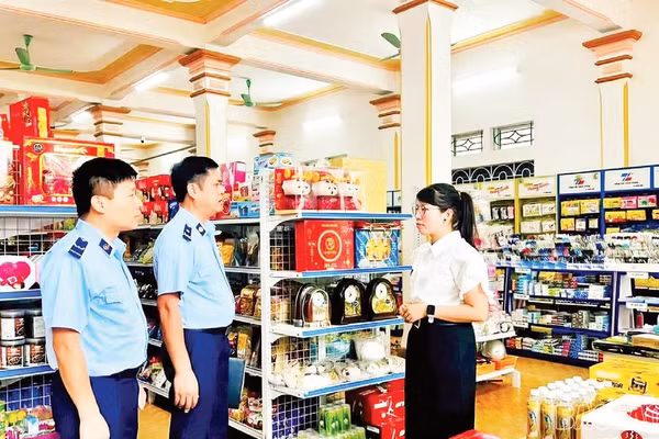Lực lượng Quản lý thị trường kiểm tra các cơ sở kinh doanh trên địa bàn (Ảnh VIẾT VINH)