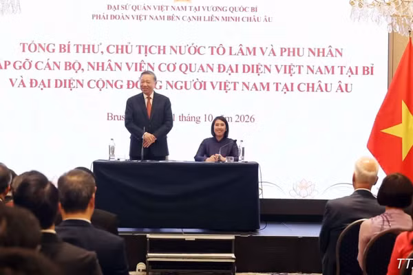 Tổng Bí thư, Chủ tịch nước Tô Lâm nói chuyện thân mật với cán bộ, nhân viên Đại sứ quán Việt Nam tại Bỉ và đại diện cộng đồng người Việt Nam tại châu Âu.
