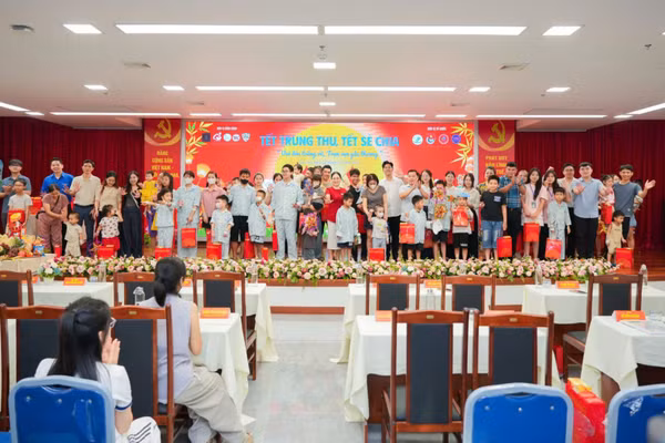 Ban tổ chức cùng các bạn học sinh, sinh viên đã tự tay làm và đóng gói 3.500 chiếc bánh nướng Trung thu truyền thống, đồng thời chuẩn bị hàng nghìn phần quà gửi tới trẻ em tại một số bệnh viện trên địa bàn Thủ đô. (Ảnh: Ban tổ chức cung cấp)