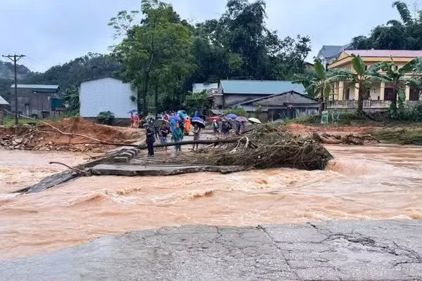 Mưa lớn gây xói mất đường dẫn ngầm phía đầu tuyến Ngầm Bản Lề Km28+800/ĐT.235B tỉnh Lạng Sơn. (Ảnh: Sở Xây dựng Lạng Sơn cung cấp)