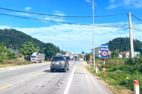 Biển công trường đang thi công, hạn chế tốc độ tối đa 50km/h tại Km66+800, tuy nhiên lại không có công trình nào đang thi công tại đây. (Ảnh: Báo Xây dựng)