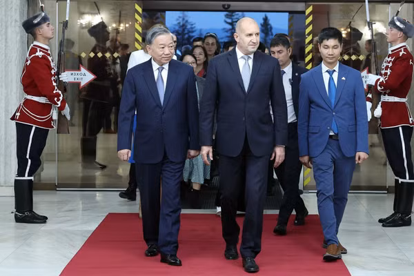 Tổng Bí thư Tô Lâm và Phu nhân với Tổng thống Cộng hòa Bulgaria Rumen Radev và Phu nhân tham quan Bảo tàng lịch sử Quốc gia Bulgaria. (Ảnh: THỐNG NHẤT/TTXVN)