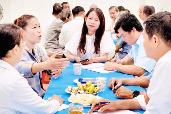 Đại biểu Hội đồng nhân dân phường Chánh Hiệp tiếp xúc cử tri kết hợp cà-phê sáng tại Văn phòng Khu phố Chánh Mỹ 1.