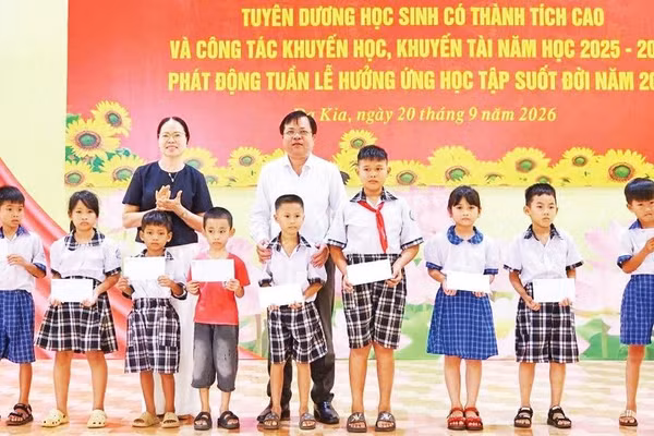 Hội Khuyến học thành phố Đồng Nai trao học bổng tặng học sinh xã Đa Kia.
