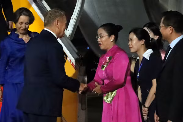 Phó Chủ tịch Ủy ban nhân dân thành phố Đà Nẵng Nguyễn Thị Anh Thi đón Thủ tướng Cộng hòa Ba Lan Donald Tusk tại Sân bay Quốc tế Đà Nẵng. (Ảnh: TTXVN)