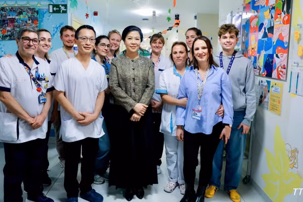 Bà Ngô Phương Ly, Phu nhân Tổng Bí thư, Chủ tịch nước với cán bộ, nhân viên Bệnh viện Nhi Đại học Hoàng hậu Fabiola (HUDERF). (Ảnh: TTXVN)