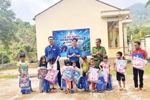 Niềm vui của các em nhỏ khi nhận những phần quà ý nghĩa từ Chi đoàn Điện lực Chư Păh và Chi đoàn Thủy điện Ialy.