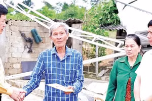 Đại diện lãnh đạo Ủy ban Mặt trận Tổ quốc Việt Nam tỉnh Nghệ An trao hỗ trợ hộ dân bị thiệt hại về nhà ở tại xã Quỳ Hợp (Ảnh TTH)