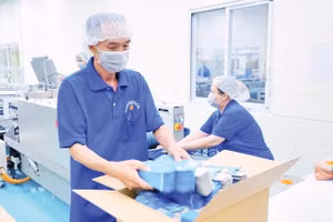 Bên trong nhà máy sản xuất bao bì tại Thành phố Hồ Chí Minh do doanh nghiệp Singapore đầu tư (Ảnh TÙNG ANH)