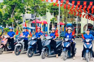 Đoàn viên, thanh niên thôn Xuân Trạch trở thành “tài xế” miễn phí chở du khách vào tham quan triển lãm.