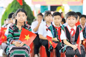 Học sinh Trường tiểu học Nguyễn Văn Trỗi ở xã biên giới Thuận An trong lễ khai giảng. (Ảnh: ĐÌNH THÁI)