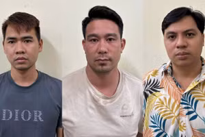 Các bị can Nguyễn Văn Hưng, Nguyễn Văn Phúc và Phan Quang Huỳnh (từ trái qua phải). (Ảnh: MINH THÚY)