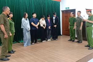 Cơ quan Cảnh sát điều tra Công an tỉnh Bắc Ninh làm việc với các đối tượng trong vụ án. (Ảnh: Thúy Quỳnh)