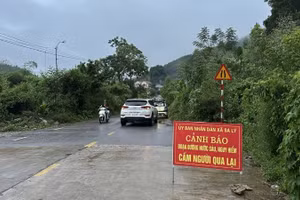 Cảnh báo ngầm tràn bị ngập sâu tại xã Sa Lý. (Ảnh: ĐG)