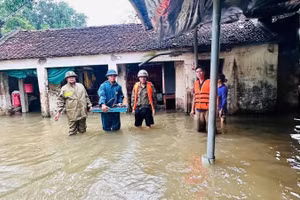 Lực lượng quân đội giúp người dân xã Ngọc Thiện di dời tài sản tránh lũ. (Ảnh: SG)
