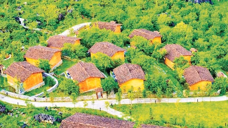 Khu nghỉ dưỡng H'Mông Village, xã Cán Tỷ được đầu tư xây dựng để kinh doanh du lịch.