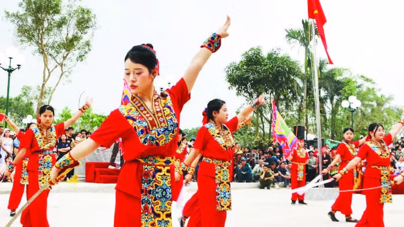 Màn múa kiếm thể hiện tinh thần thượng võ.