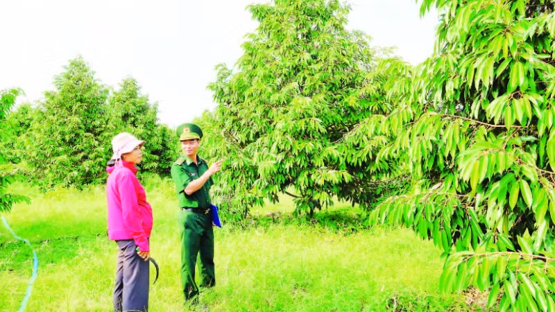 Đảng viên Đồn Biên phòng Tân Thành (Bộ đội Biên phòng tỉnh Đồng Nai) nắm bắt thông tin ở cơ sở.