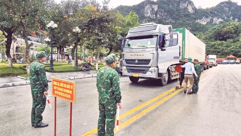 Các lực lượng chức năng kiểm tra phương tiện qua cửa khẩu quốc tế Hữu Nghị (Lạng Sơn).