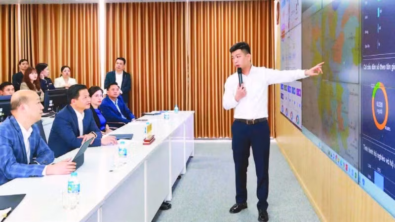 Đại diện Viettel Thái Nguyên báo cáo tiến độ triển khai Trung tâm dữ liệu tỉnh. (Ảnh ANH TUẤN)