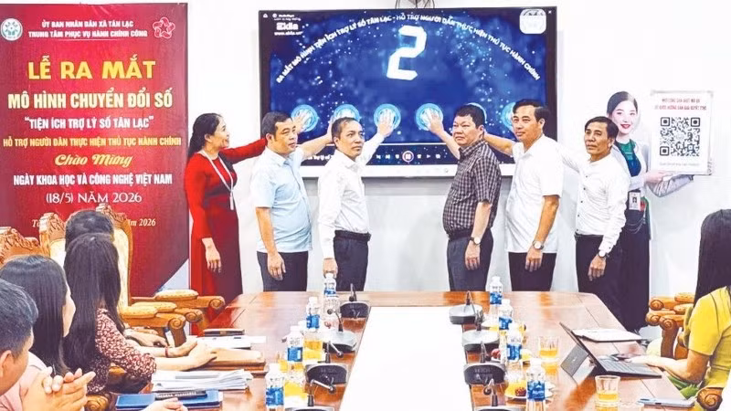 Xã Tân Lạc ra mắt mô hình “Tiện ích trợ lý số”.