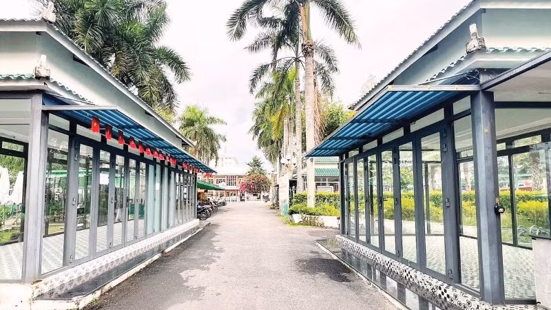 Đường sách Cao Lãnh thưa thớt khách, nhiều gian hàng không hoạt động.