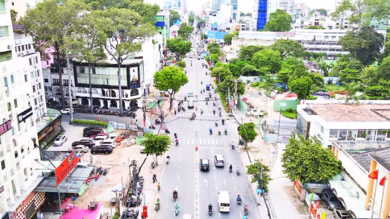 Di dời hạ tầng kỹ thuật phục vụ thi công tuyến Metro Bến Thành-Suối Tiên đoạn qua địa bàn khu vực trung tâm. (Ảnh THẾ ANH)
