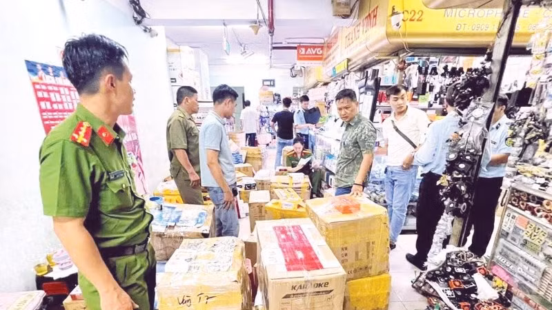 Lực lượng chức năng kiểm tra hộ kinh doanh tại phường Diên Hồng, phát hiện nhiều hàng hóa không rõ nguồn gốc, xuất xứ.