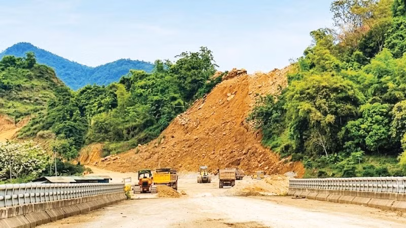 Các đơn vị đang đẩy nhanh tiến độ thi công đường liên kết vùng Hòa Bình-Hà Nội và đường cao tốc Hòa Bình-Mộc Châu.