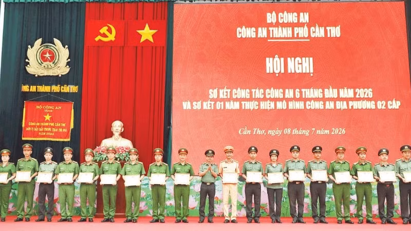 Nhiều tập thể và cá nhân Công an thành phố Cần Thơ được các cấp, các ngành khen thưởng.