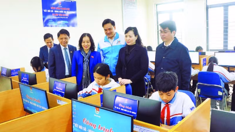 Công trình " Kết nối số - Nâng bước em tới trường" giúp nhiều bạn trẻ sớm làm quen với chuyển đổi số.