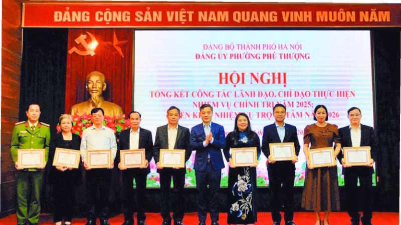 Đảng ủy phường Phú Thượng biểu dương những tập thể, cá nhân có thành tích xuất sắc trong năm 2025.
