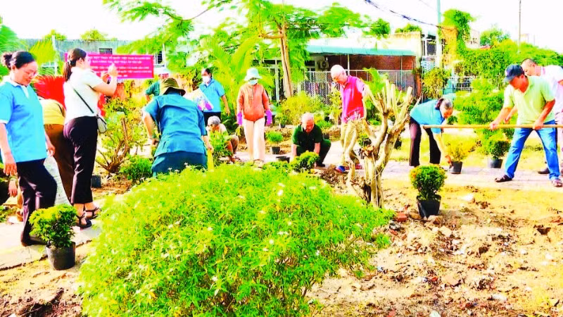 Người dân ấp Hải Lộc (xã Long Hải) chung tay xây dựng “Tiểu công viên cây xanh” trên địa bàn.