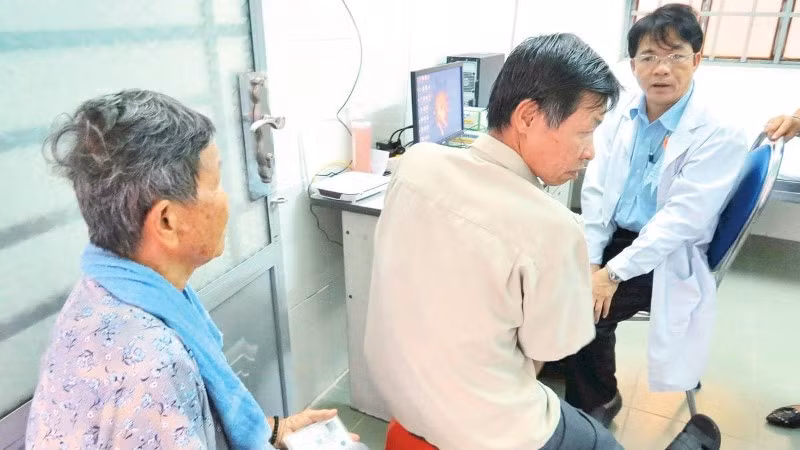 Người cao tuổi khám, chữa bệnh bằng thẻ bảo hiểm y tế tại một cơ sở y tế ở Thành phố Hồ Chí Minh.