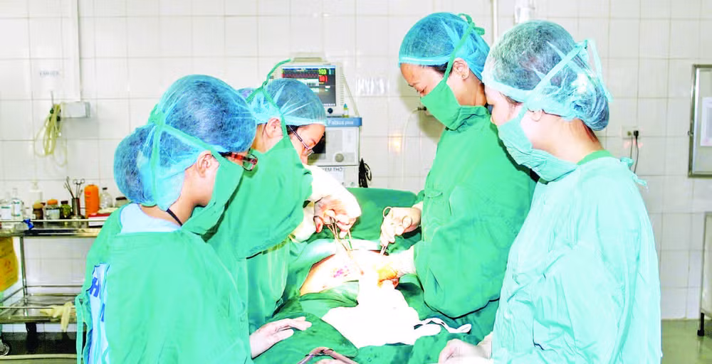 Nhờ tham gia Dự án 585, nhiều bác sĩ ở vùng cao Nghệ An tự tin mổ cấp cứu các ca bệnh khó, giảm áp lực chuyển lên tuyến trên.