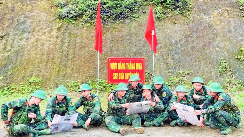 Chiến sĩ Đại đội 1, Tiểu đoàn 1, Trung đoàn 832 đọc báo trên thao trường trong giờ nghỉ giải lao.
