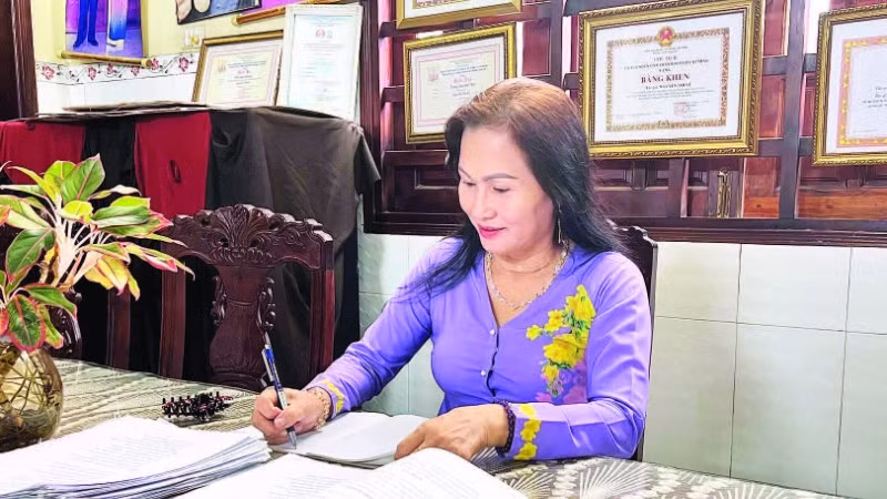Chị Nguyễn Thị Bế sáng tác những bài vọng cổ, đờn ca tài tử, góp phần lưu giữ nghệ thuật truyền thống.
