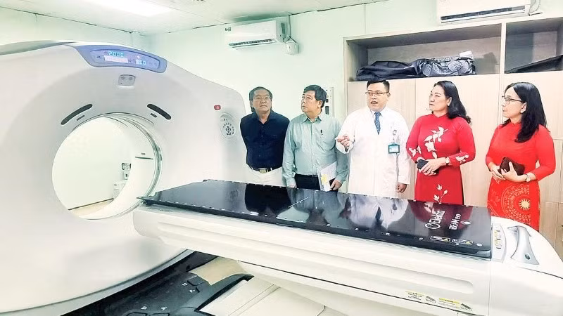 Bệnh viện đa khoa Vĩnh Long đưa vào sử dụng hệ thống xạ trị bằng máy gia tốc tuyến tính điều trị ung thư.