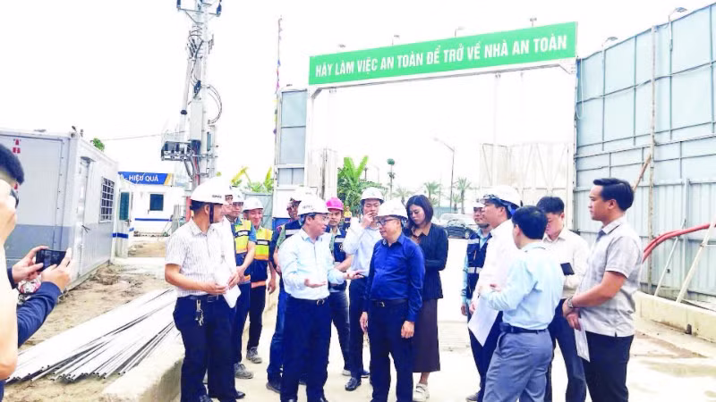 Đoàn kiểm tra của Bộ Xây dựng kiểm tra, đôn đốc tiến độ xây dựng nhà ở xã hội tại Ninh Bình.