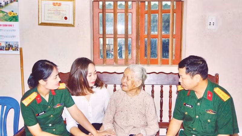 Bộ Chỉ huy quân sự tỉnh Thái Nguyên thăm, tặng quà gia đình chính sách trên địa bàn (Ảnh DUY ĐỨC)