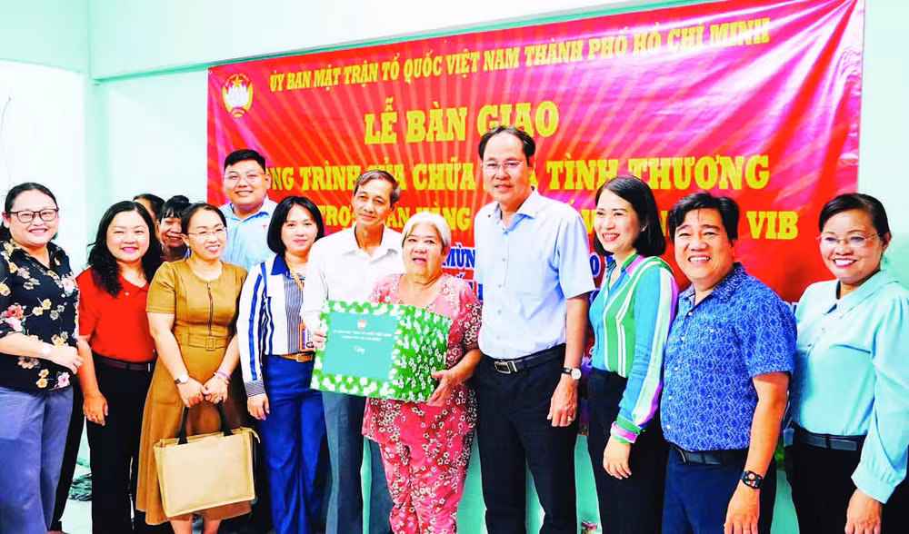 Mặt trận Tổ quốc Thành phố Hồ Chí Minh bàn giao công trình sửa chữa nhà tình thương cho gia đình có hoàn cảnh khó khăn trên địa bàn.